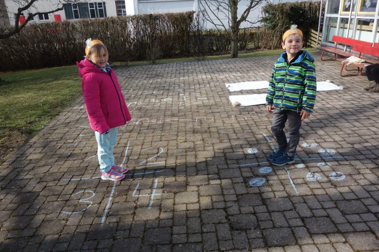 Die Vorschulkinder machen Zahlenspiele.