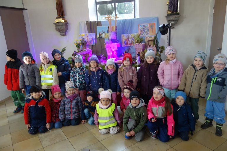 Wir besichtigen die Osterkrippe in der Kirche