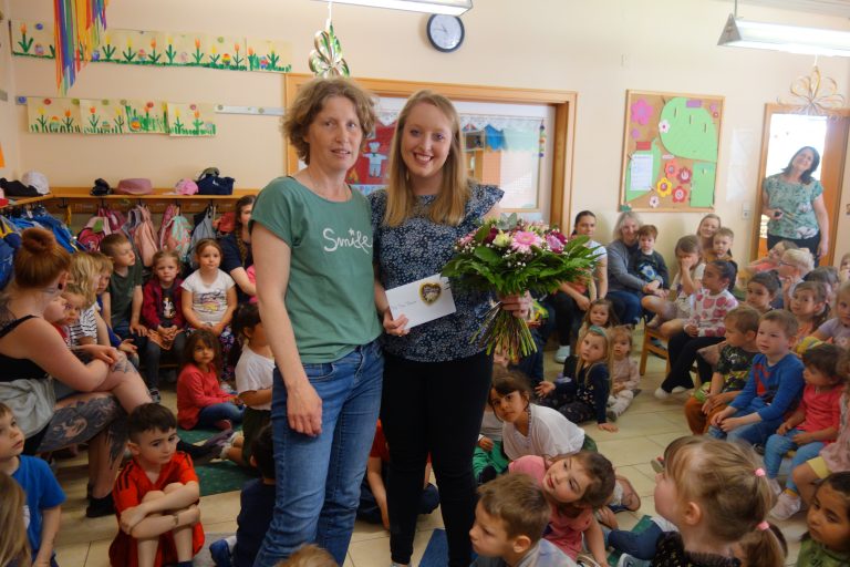 Frau Bauer wird von den Kindern und den Erzieherinnen überrascht und wird zu ihrer bestandenen Weiterbildung zur Qualifizierten Leitung gratuliert