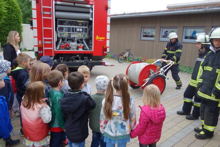 Wir dürfen das Feuerwehrauto erkunden. Die Feuerwehrmänner erklären uns die einzelnen Utensilien im Feuerwehrauto.