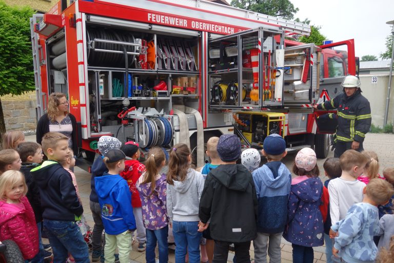 Wir dürfen das Feuerwehrauto erkunden. Die Feuerwehrmänner erklären uns die einzelnen Utensilien im Feuerwehrauto.