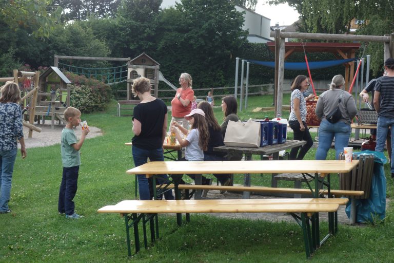 Vorschulabschiedsfest: Schnitzeljagd, Spielen am Pfälzerwegspielplatz, Stärkung mit Bratwurstsemmeln, Eisparty, Disco im Kindergarten