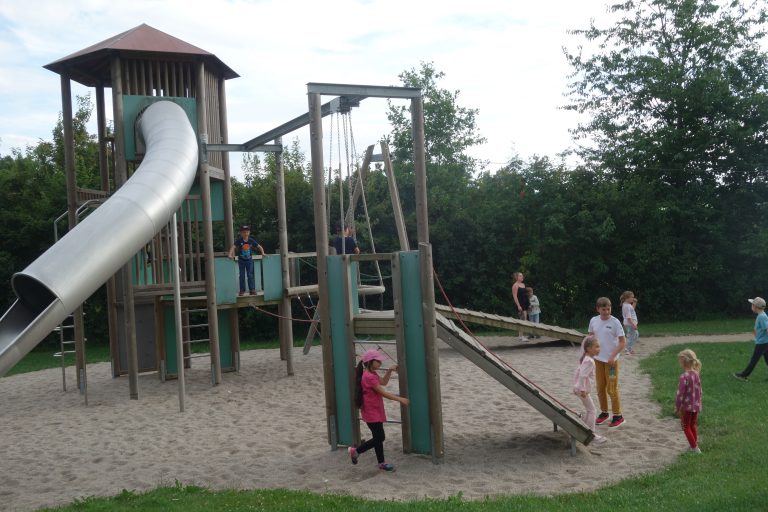Vorschulabschiedsfest: Schnitzeljagd, Spielen am Pfälzerwegspielplatz, Stärkung mit Bratwurstsemmeln, Eisparty, Disco im Kindergarten