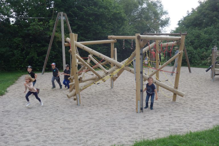 Vorschulabschiedsfest: Schnitzeljagd, Spielen am Pfälzerwegspielplatz, Stärkung mit Bratwurstsemmeln, Eisparty, Disco im Kindergarten