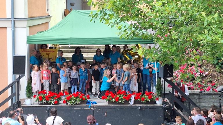 Gemeinsam feiern wir dieses tolle Fest und tragen den vielen Gästen ein Gedicht vor.