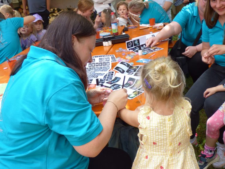 Beim Kinderschminken und Glitzertattoos werden die Kinder hübsch gemacht.