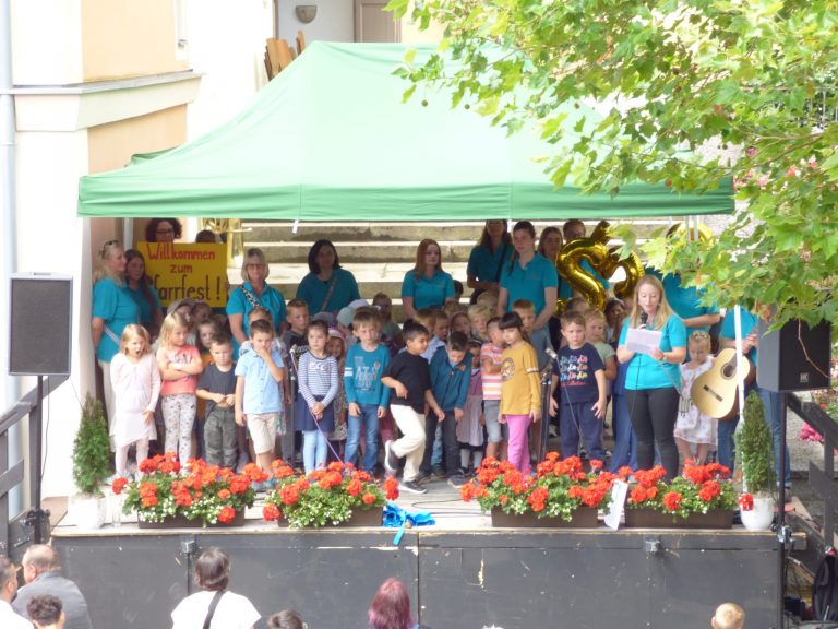 Anschließend singen wir gemeinsam ein Lied und laden alle Gäste zum Spieleparcoure im Pfarrhofgarten ein.