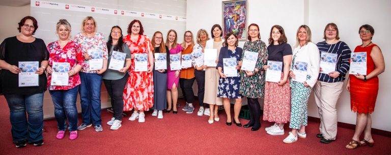 Unsere Leitung Frau Bauer erhält ihr Zertifikat zur bestandenen Weiterbildung "Qualifizierten Leitung"
