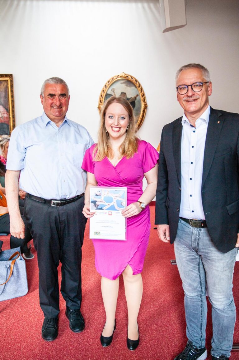 Unsere Leitung Frau Bauer erhält ihr Zertifikat zur bestandenen Weiterbildung "Qualifizierten Leitung"