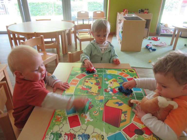 Wir spielen mit den Bobbycar-Spiel