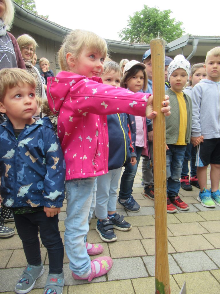 Wir besichtigen das Feuerwehrauto.