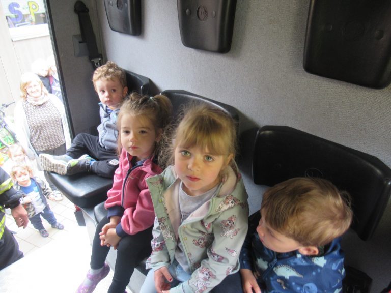 Wir dürfen im Feuerwehrauto sitzen.