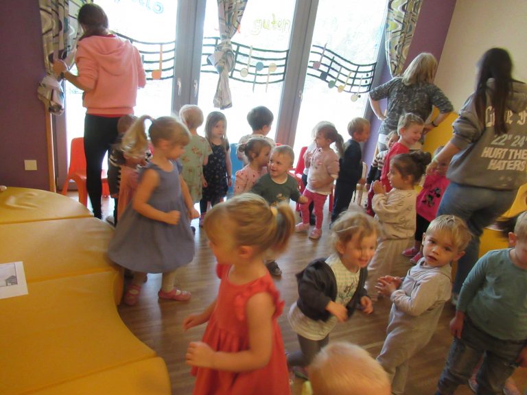 Wir tanzen im Morgenkreis