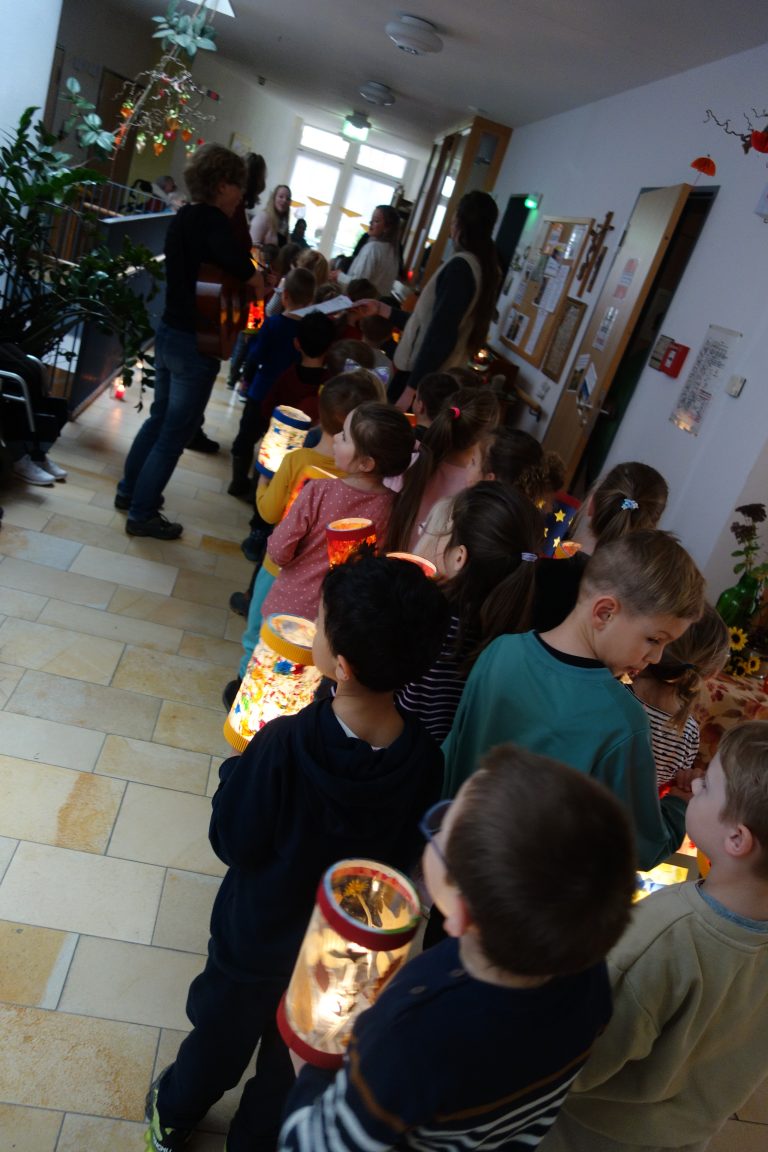 Laternenzug durch das Seniorenheim in Oberviechtach