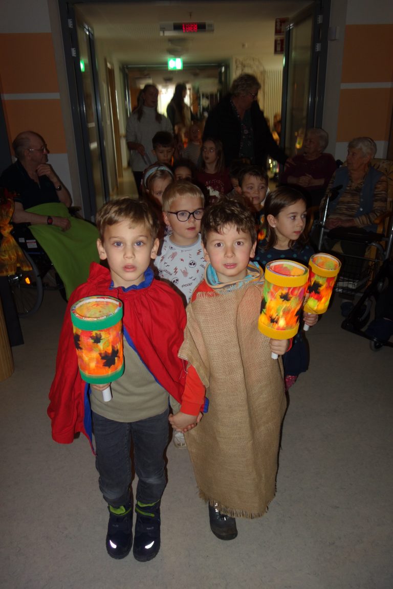 Laternenzug durch das Seniorenheim in Oberviechtach