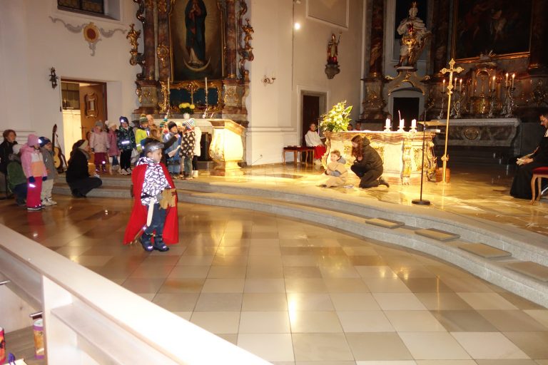 St. Martins - Gottesdienst in der Stadtpfarrkirche mit Laternenumzug durch die Straßen