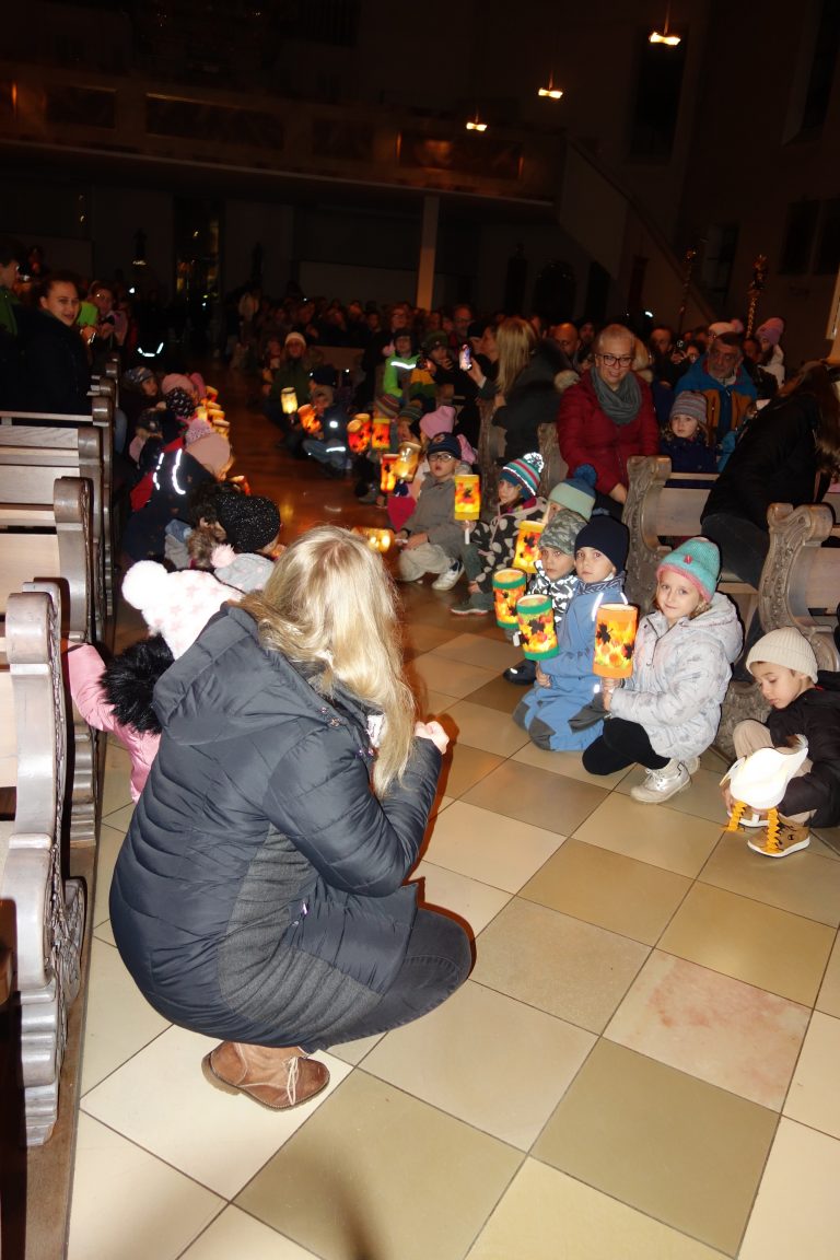 St. Martins - Gottesdienst in der Stadtpfarrkirche mit Laternenumzug durch die Straßen
