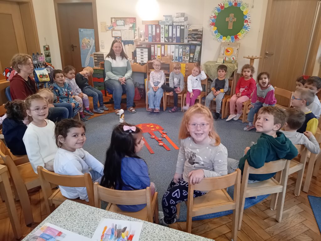 Die Katzengruppe bespricht und gestaltet ihren Geburtstagskalender..