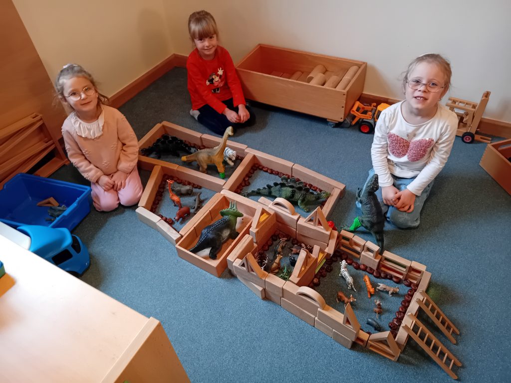 Die Kinder haben beim Bauen mit Kastanien in der Bauecke viel Spaß.