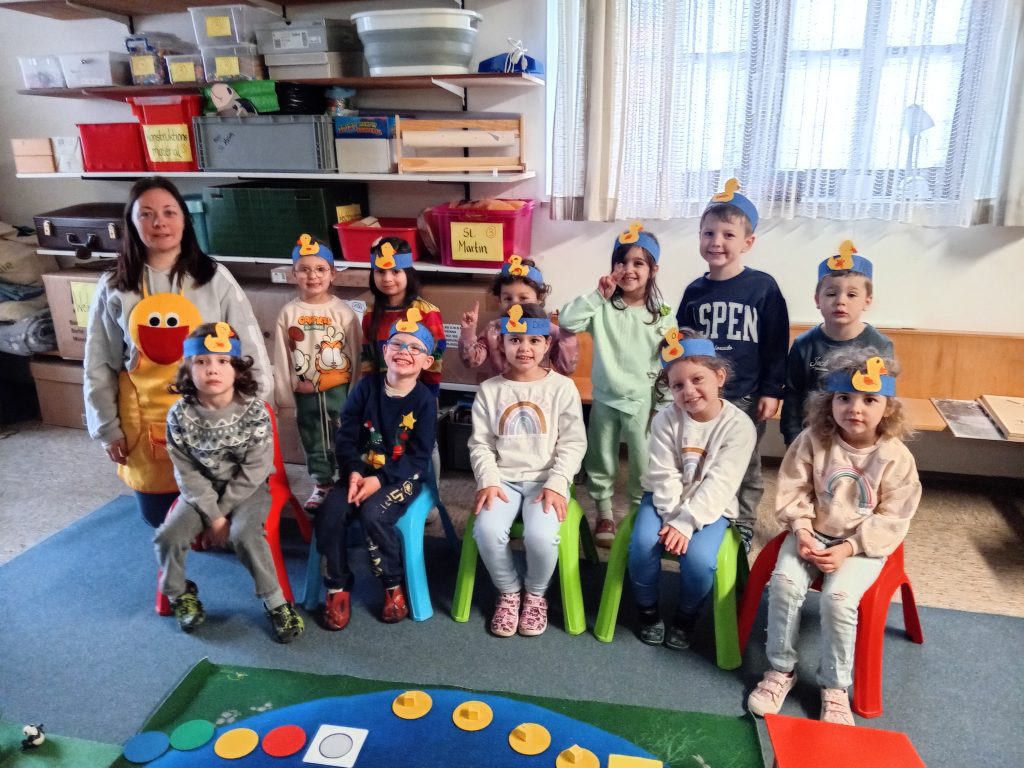 Die Mittelkinder der Katzengruppe machen gemeinsam das Entenland. Sie lernen spielerisch Farben und Formen kennen.