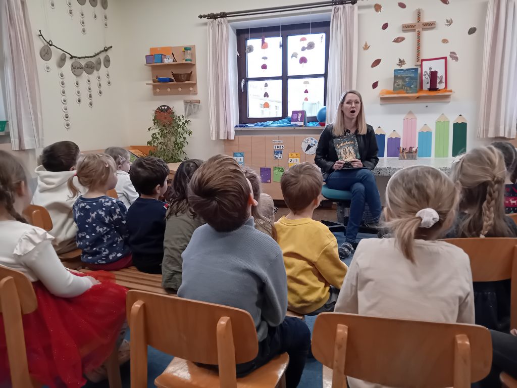 Frau Hagl aus der Bücherei Oberviechtach kommt uns besuchen und liest den Kindern ein Buch vor.