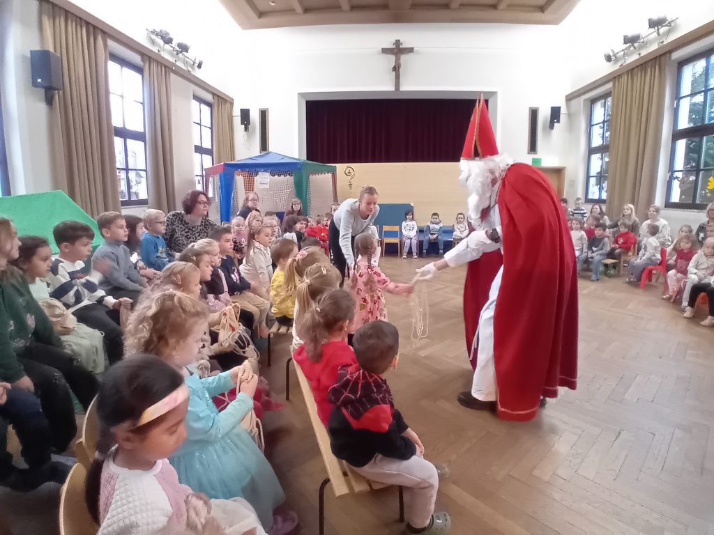 Nikolausfeier: Der Nikolaus besucht uns im Kindergarten und in der Kinderkrippe.