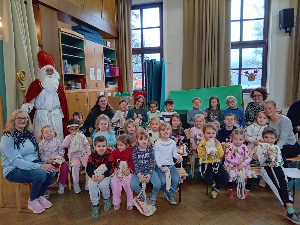Nikolausfeier: Der Nikolaus besucht uns im Kindergarten und in der Kinderkrippe.