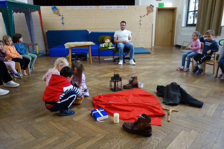 Der evangelische Pfarrer Herr Fischer erzählt uns die Geschichte vom Martin der Schuster