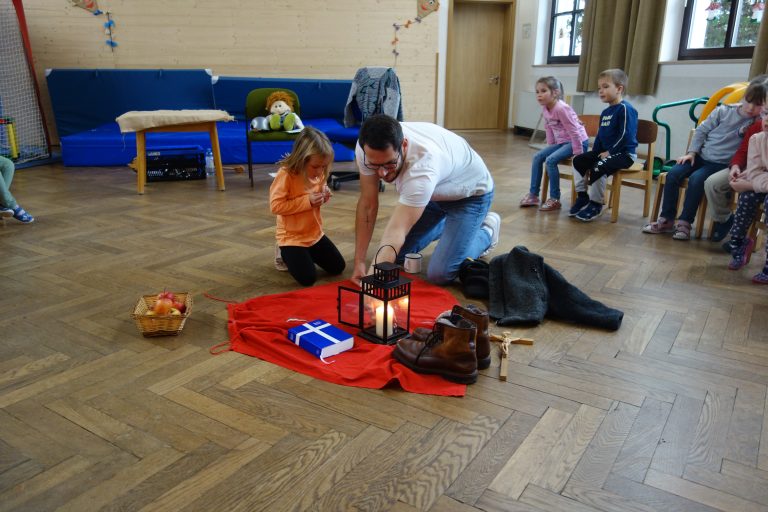 Der evangelische Pfarrer Herr Fischer erzählt uns die Geschichte vom Martin der Schuster