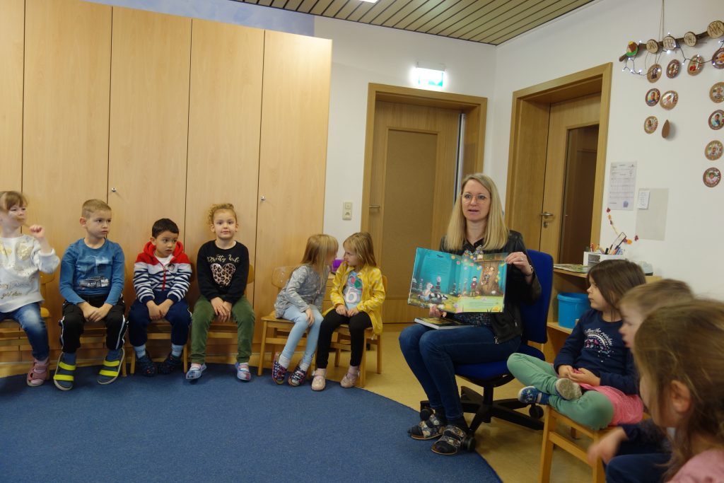 Frau Hagl aus der Bücherei Oberviechtach kommt uns besuchen und liest den Kindern ein Buch vor.