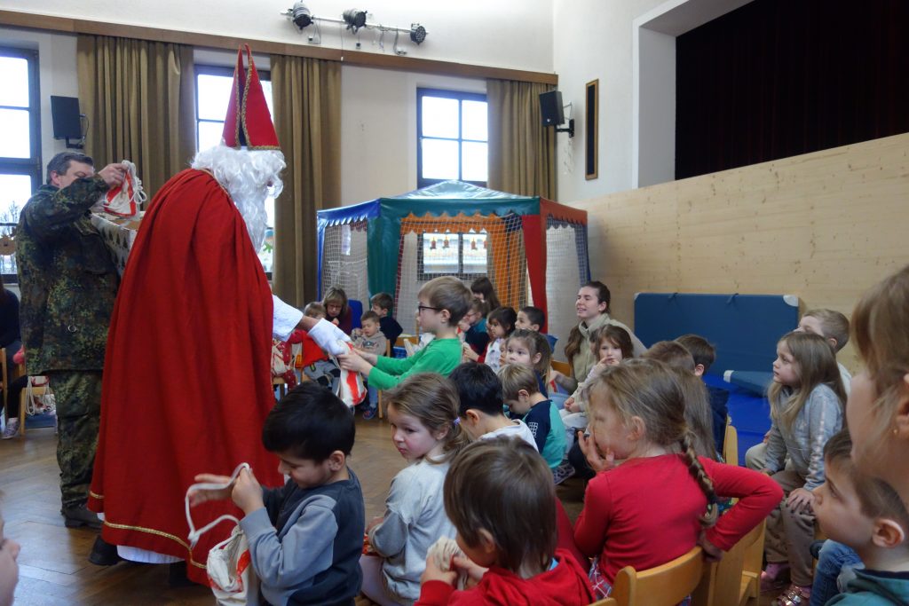 Nikolausfeier: Der Nikolaus besucht uns im Kindergarten und in der Kinderkrippe.