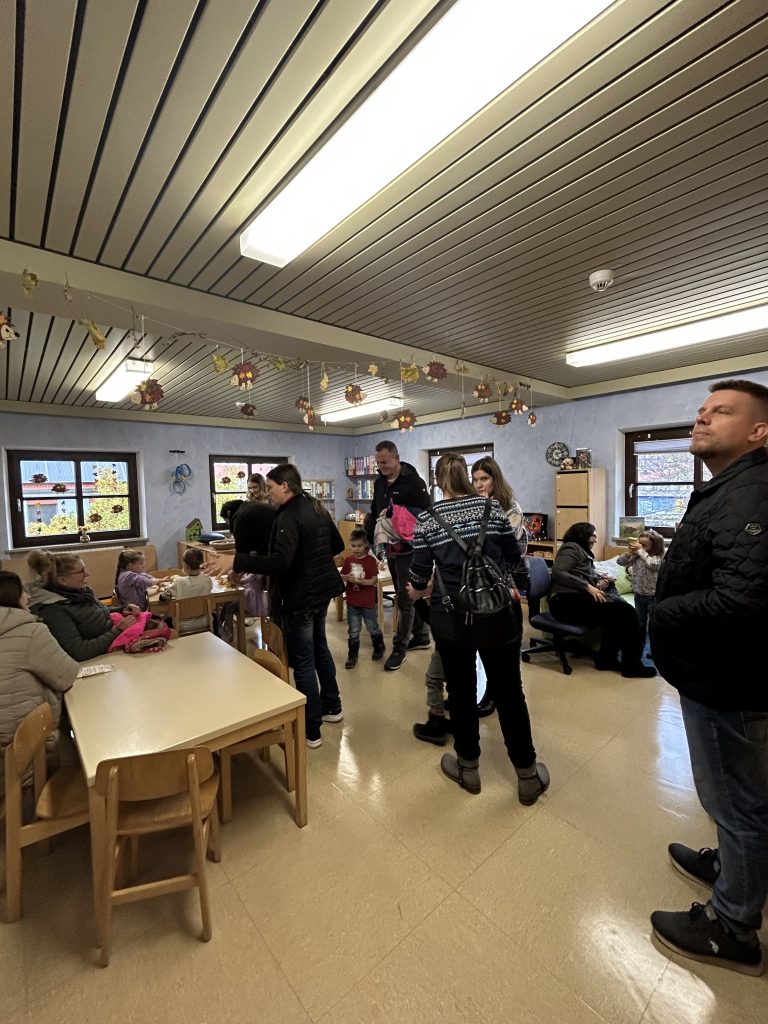 Die Kinder spielen in der Igelgruppe.
