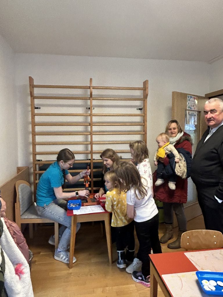 Die Kinder können in unseren Nebenraum Buttons erstellen.