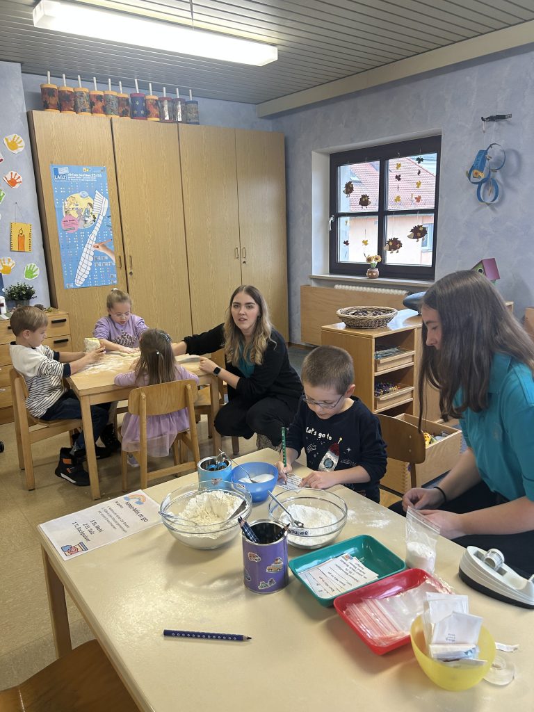 Die Igelgruppe erstellt mit den Kindern gemeinsam eine Knete.