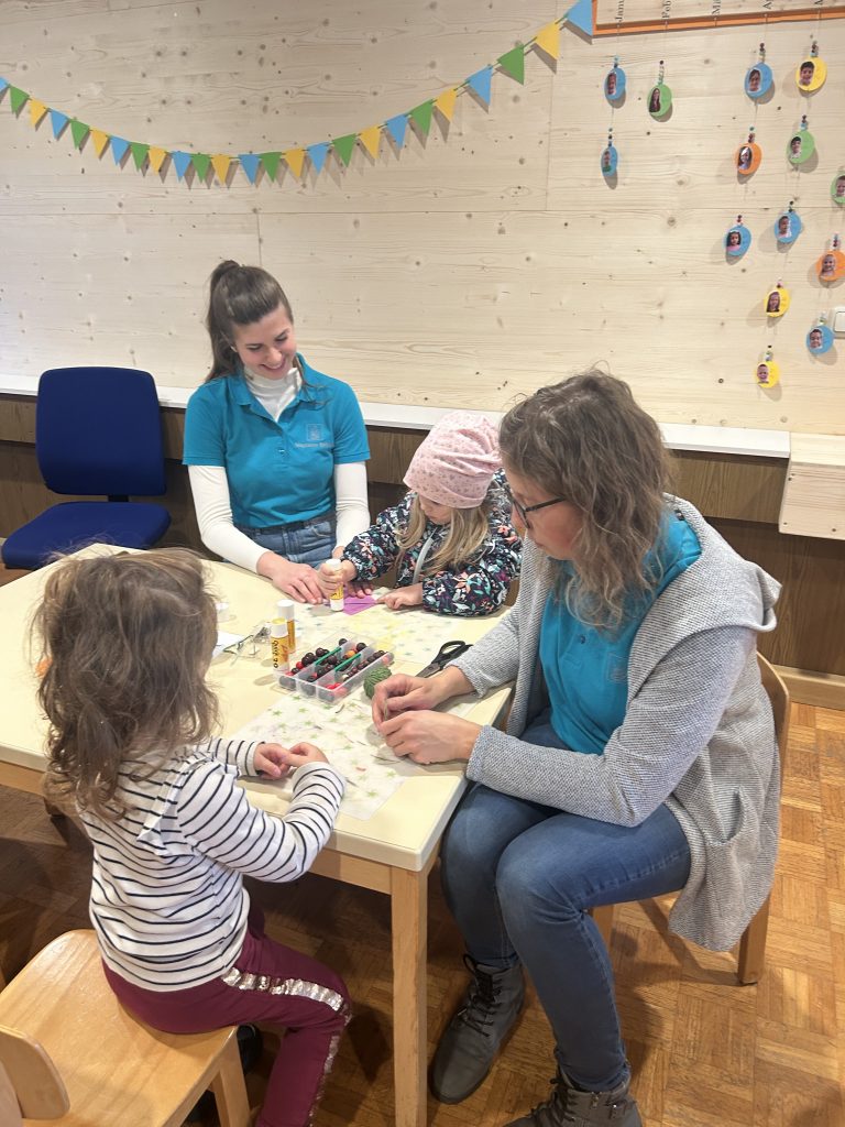 In der Mäusegruppe basteln die Kinder ein Becher-Fang-Spiel.