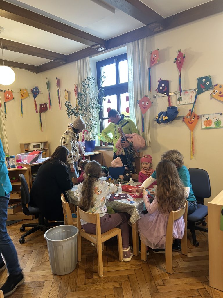 In der Katzengruppe basteln die Kinder einen Drachen.
