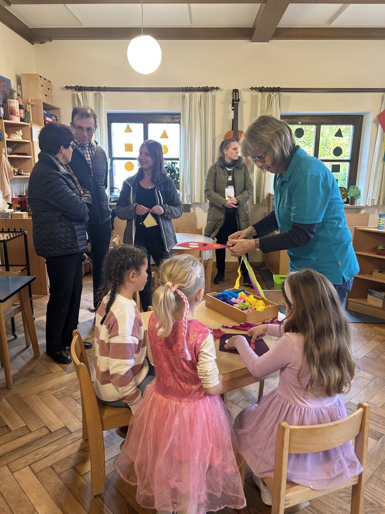 In der Katzengruppe basteln die Kinder einen Drachen.