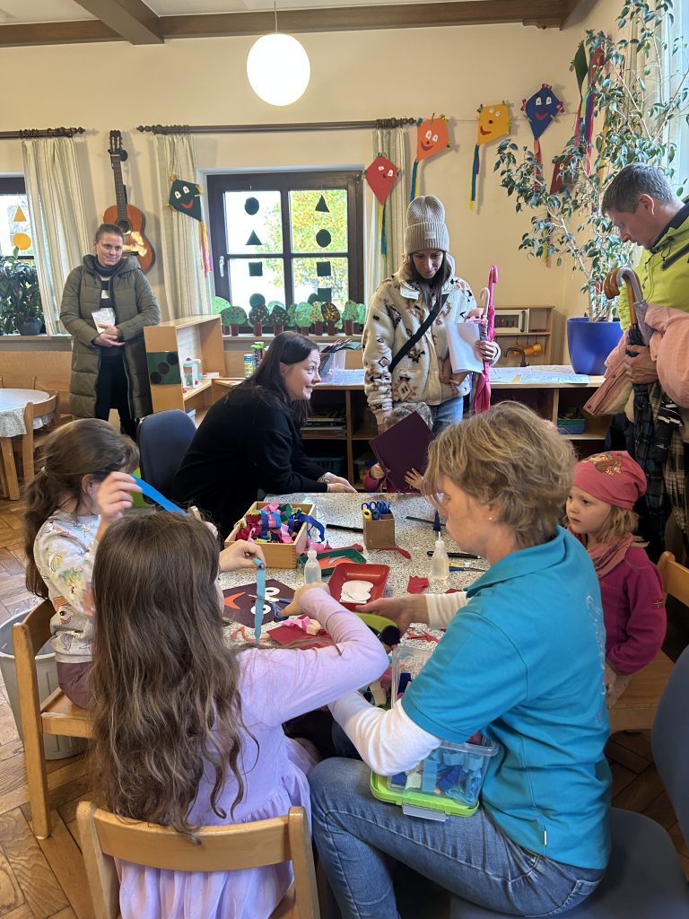 In der Katzengruppe basteln die Kinder einen Drachen.