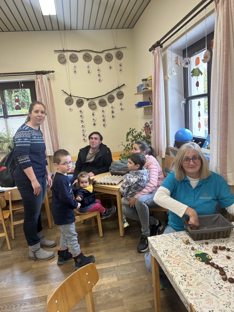In der Marienkäfergruppe toben sich die Kinder beim Legen von verschiedenen Naturmaterialien aus.