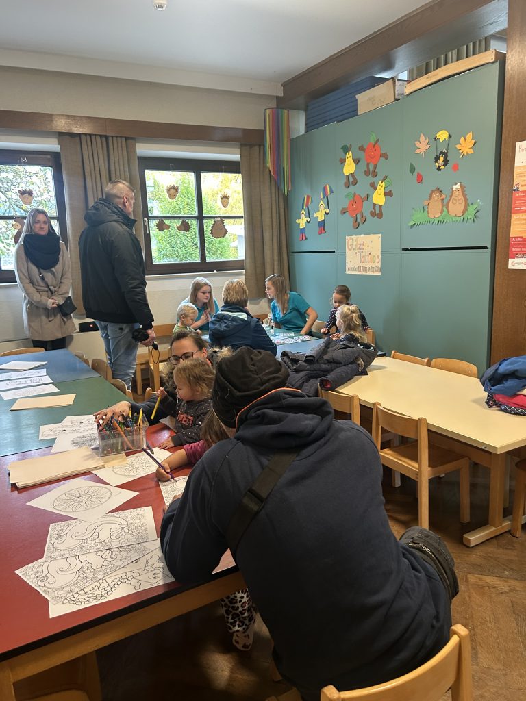 Die Kinder können in der Speiseecke Ausmalbilder machen.