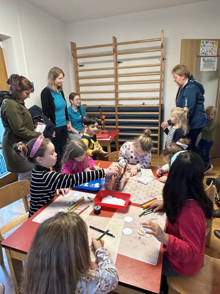 Die Kinder können in unseren Nebenraum Buttons erstellen.