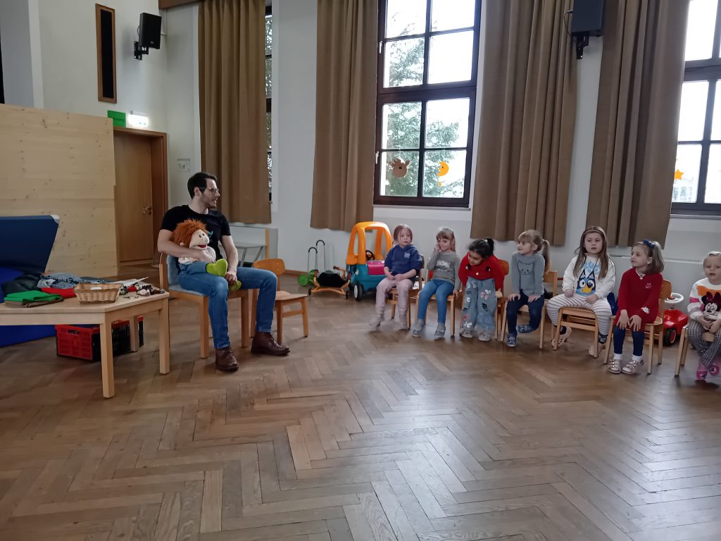 Hr. Fischer besucht uns im Kindergarten und erzählt uns eine Jesus-Geschichte.