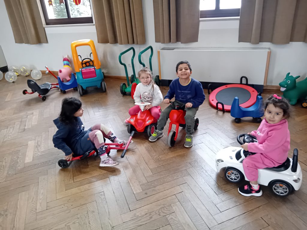 Wir spielen in der Turnhalle.