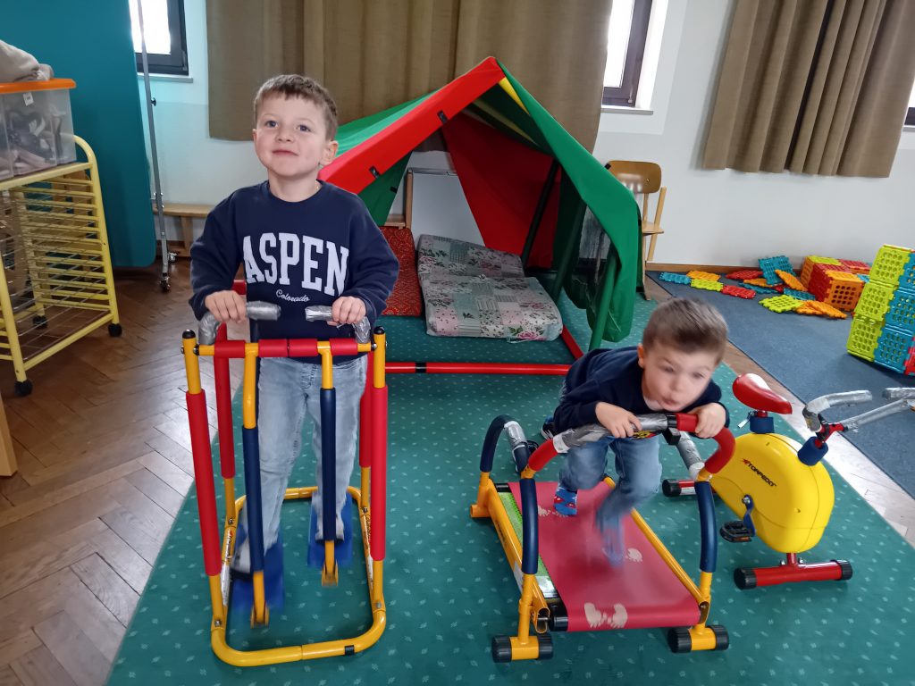 Beim Spielen mit den Fitnessgeräten in der Turnhalle haben die Kinder viel Spaß und fördern gleichzeitig ihre motorischen Fähigkeiten.