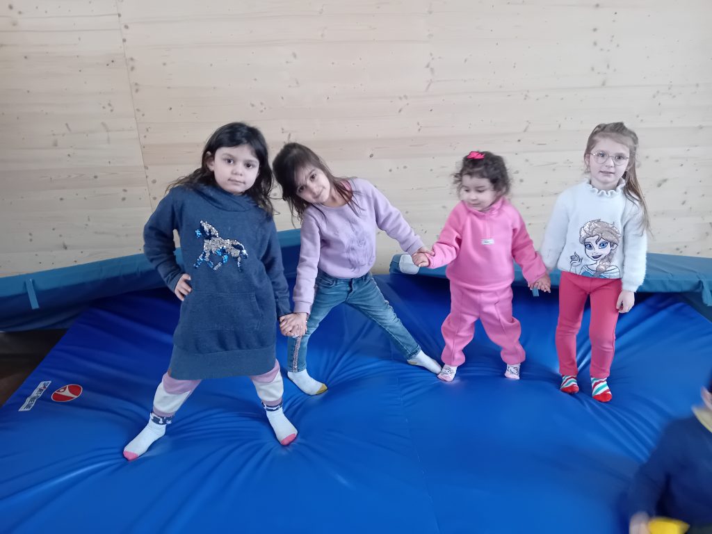 Wir spielen in der Turnhalle.