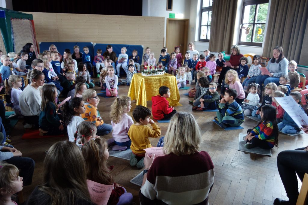 Unsere Erzieherpraktikantin Bianka Saller bereichert den weihnachtlichen Singkreis des Kindergartens musikalisch mit der Harfe.