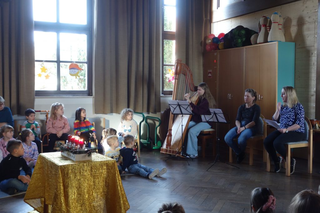 Unsere Erzieherpraktikantin Bianka Saller bereichert den weihnachtlichen Singkreis des Kindergartens musikalisch mit der Harfe.