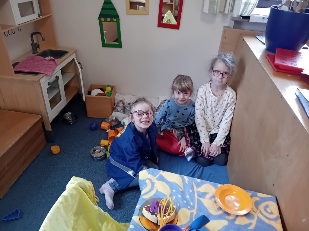 In der Puppenwohnung entdecken die Kinder beim Spielen viele kreative Rollenspiele.