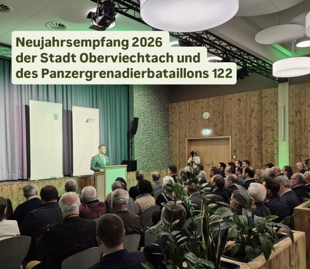 Frau Bauer, unsere Leitung, nimmt am Neujahrsempfang 2026 der Stadt Oberviechtach und des Panzergrenadierbataillons 122 teil.