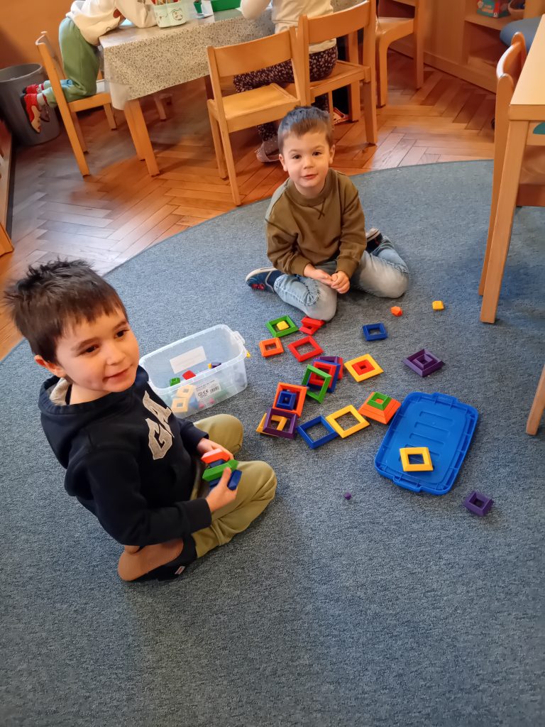 Beim Spielen mit Pyramidenbausteinen fördern die Kinder ihre Kreativität und ihr räumliches Denken.